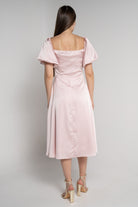 ميكا فستان ميدي لامع بأكمام قصيرة منفوخة وردي فاتح