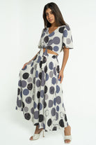 ميكا بلوزة قصيرة بنمط منقط بأكمام قصيرة