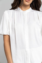 ميكا بلوزة سادة برقبة دائرية أكمام قصيرة