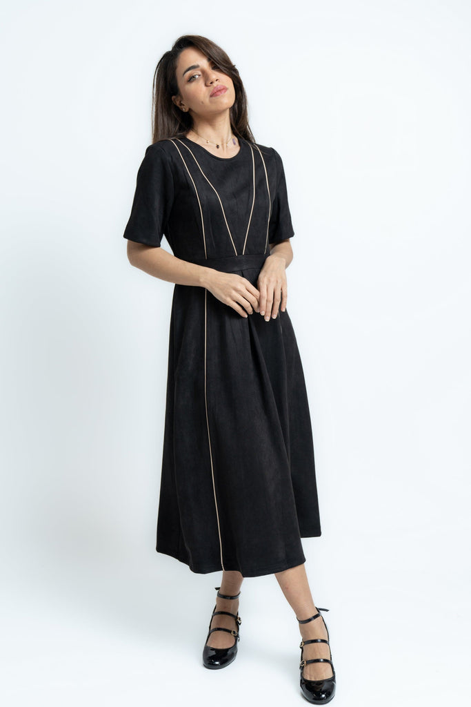 ميكا فستان ميدي بأكمام قصيرة مزين بخطوط أسود