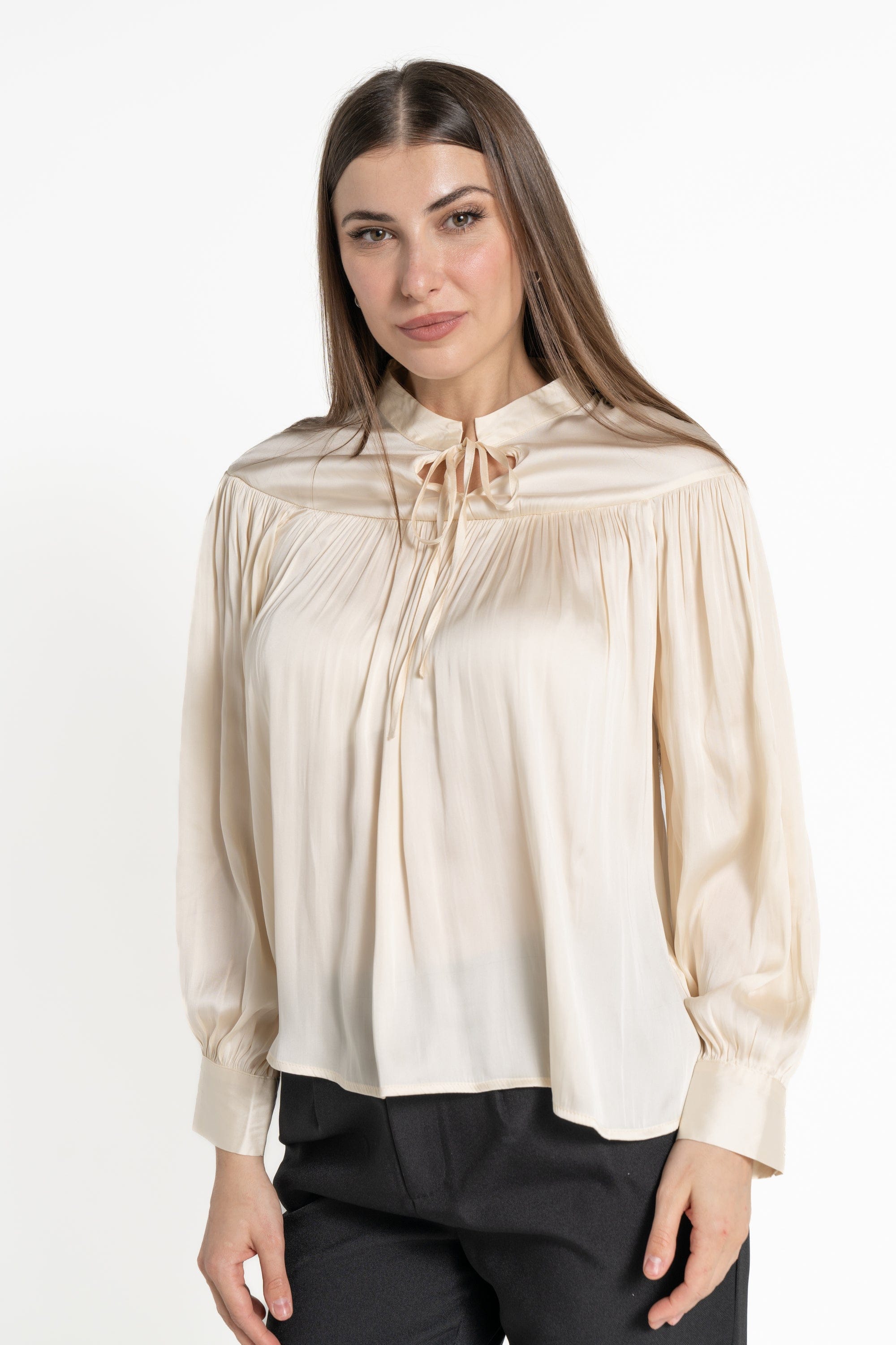 ميكا بلوزة كم طويل سادة برباك على الياقة نسائي كريمي