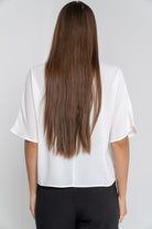 ميكا بلوزة سادة بفتحة صدر أكمام قصيرة