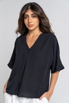 ميكا بلوزة سادة بفتحة صدر أكمام قصيرة