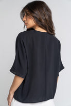 ميكا بلوزة سادة بفتحة صدر أكمام قصيرة