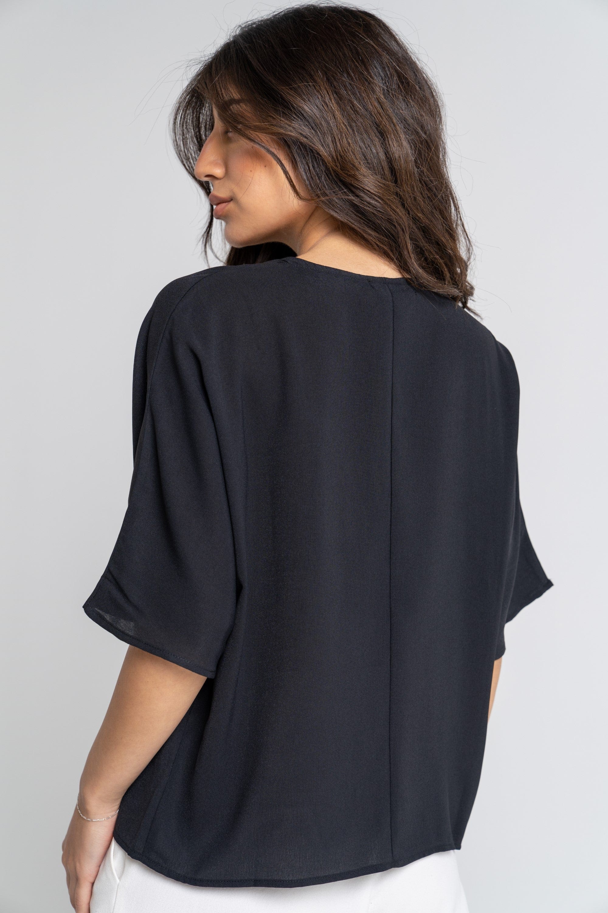 ميكا بلوزة سادة بفتحة صدر أكمام قصيرة