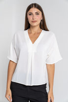 ميكا بلوزة سادة بفتحة صدر أكمام قصيرة