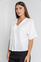 ميكا بلوزة سادة بفتحة صدر أكمام قصيرة