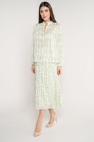 ميكا بلوزة موردة بفتحة V كم طويل بف نسائي