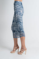 ميكا تنورة ميدي منقوشة ضيقة أزرق فاتح