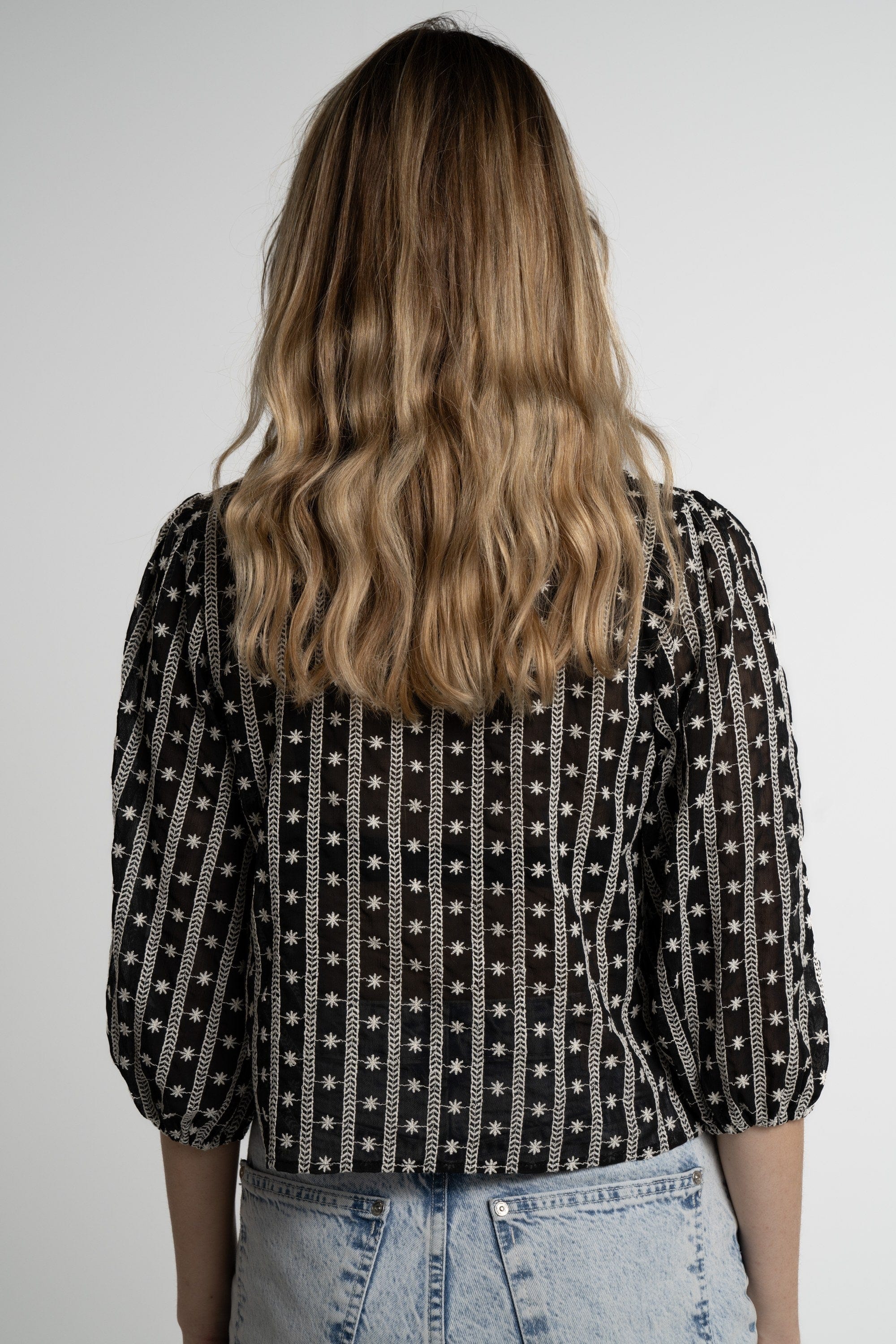 ميكا قميص بأكمام 3/4 مطرز بورود نسائي