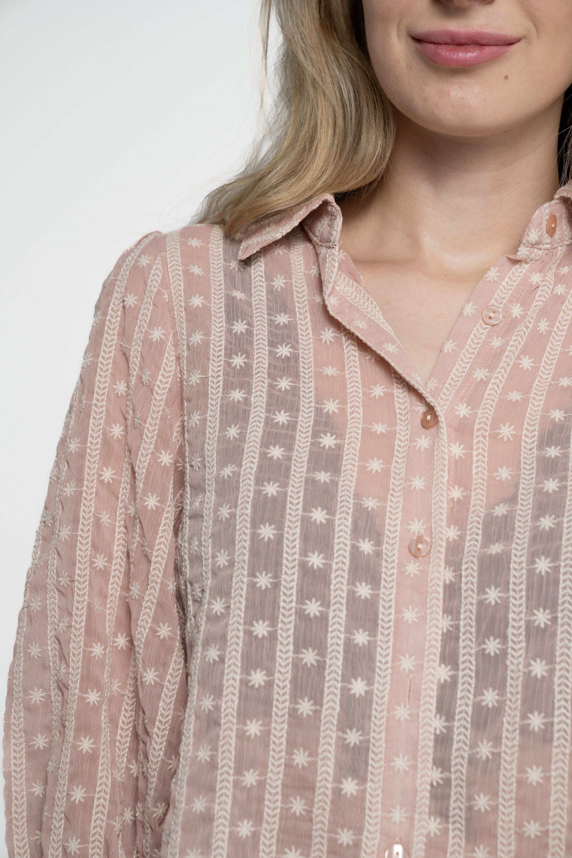 ميكا قميص بأكمام 3/4 مطرز بورود نسائي