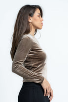 ميكا بلوزة سادة بفتحة برقبة كم طويل نسائي