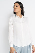 نتشي قميص طويل الأكمام سادة بياقة مطرزة نسائي