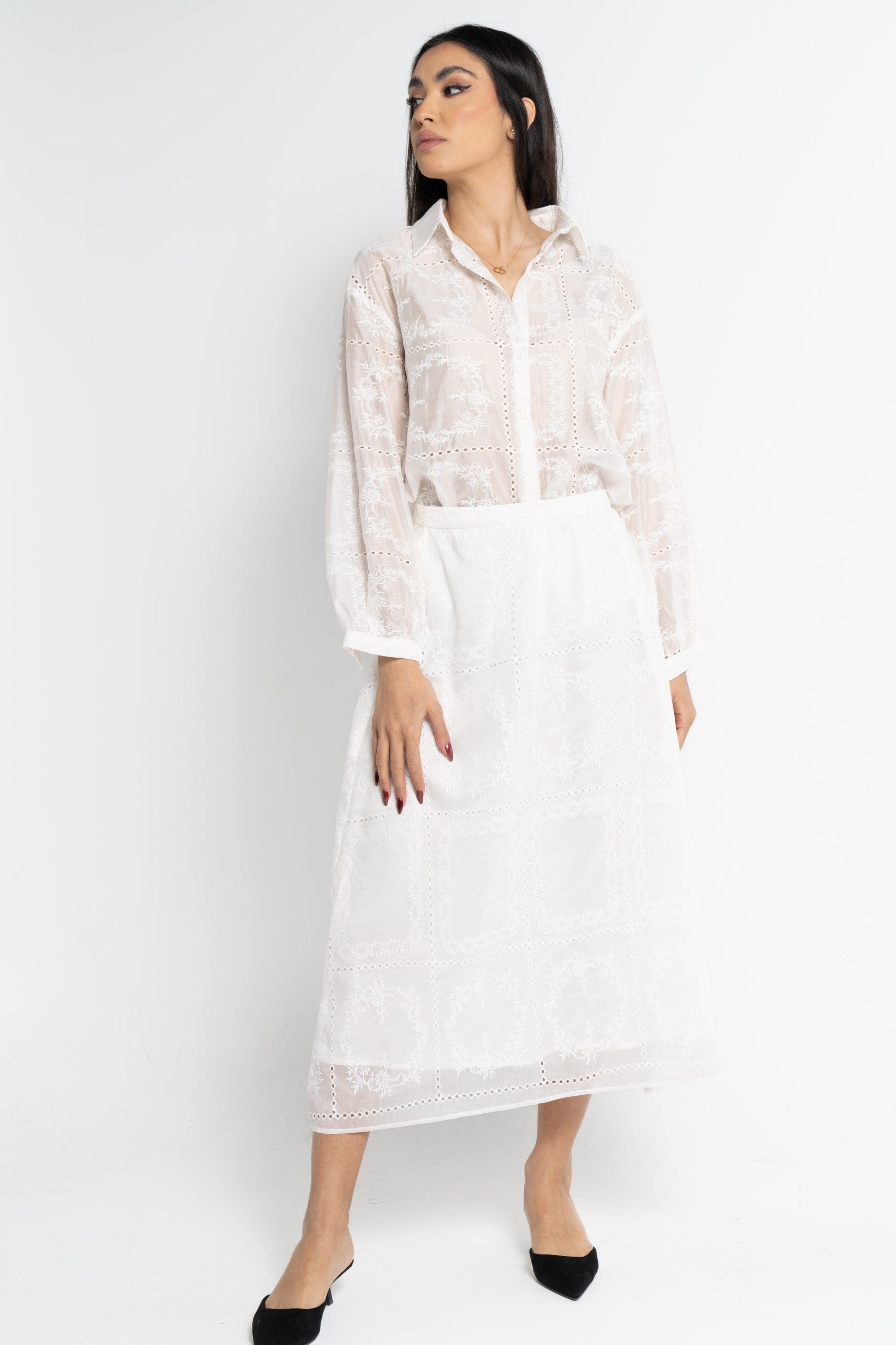 نتشي قميص طويل الأكمام مخرم مطرز نسائي