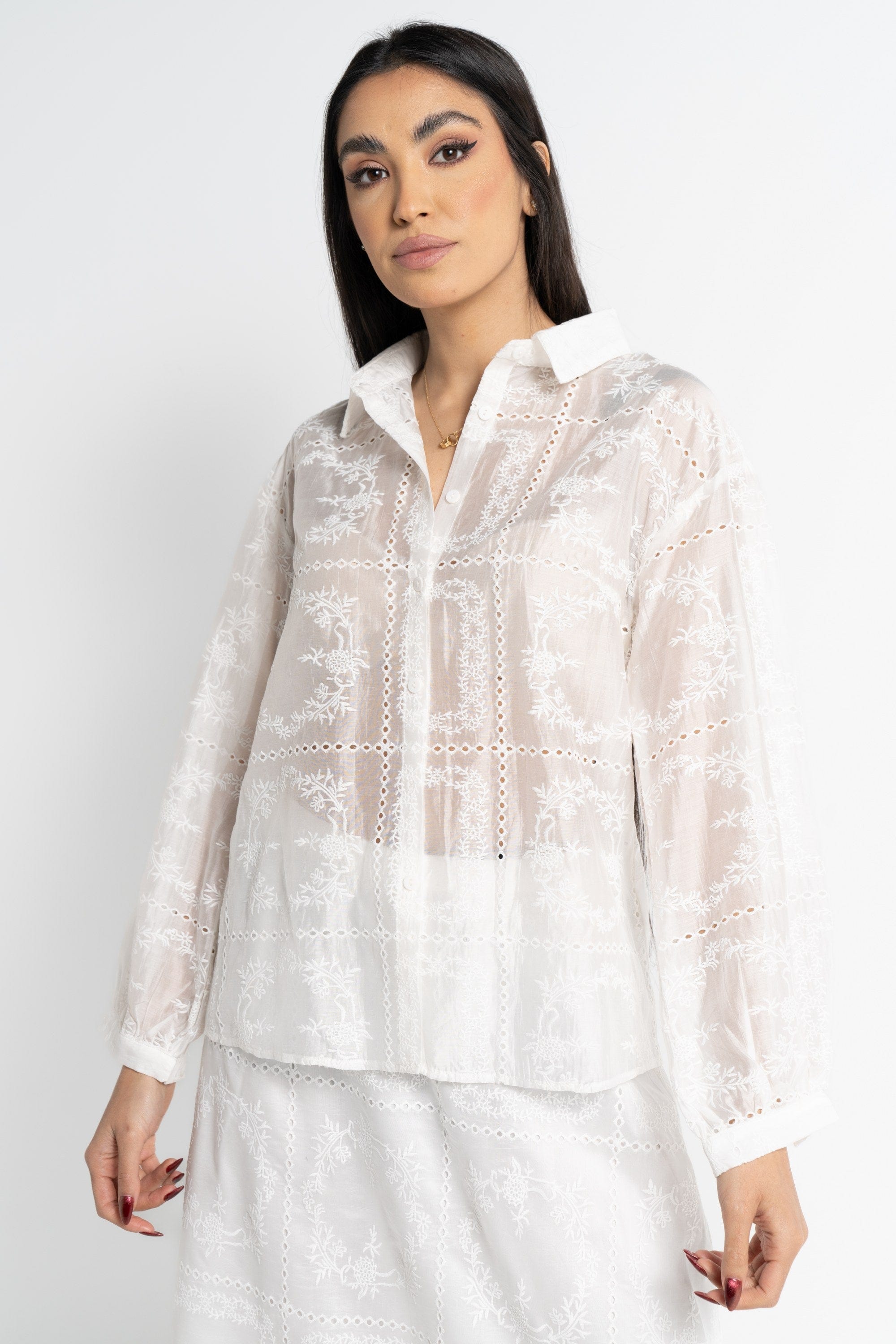 نتشي قميص طويل الأكمام مخرم مطرز نسائي