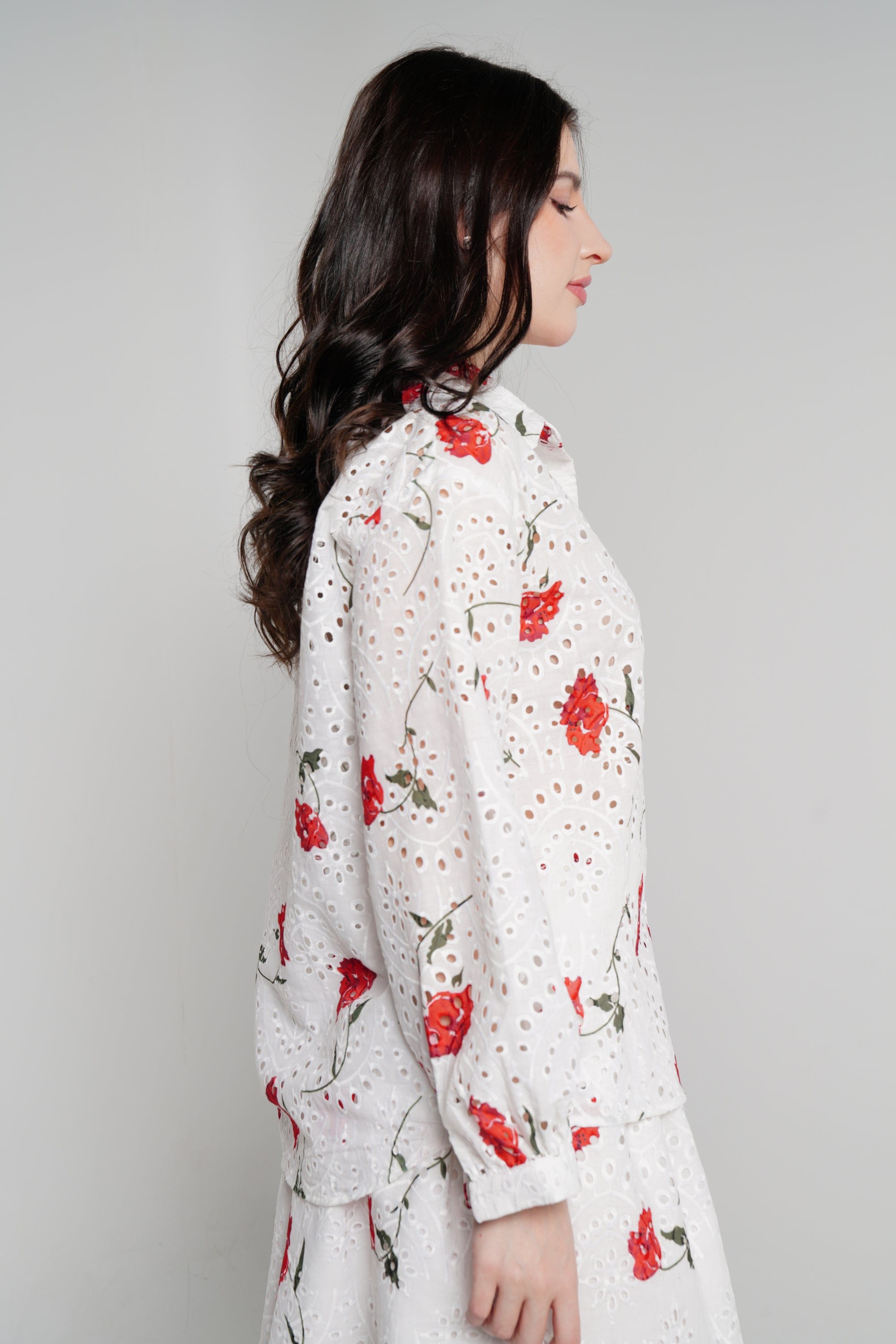 نتشي قميص بأكمام طويلة مخرم مورد نسائي أوف وايت