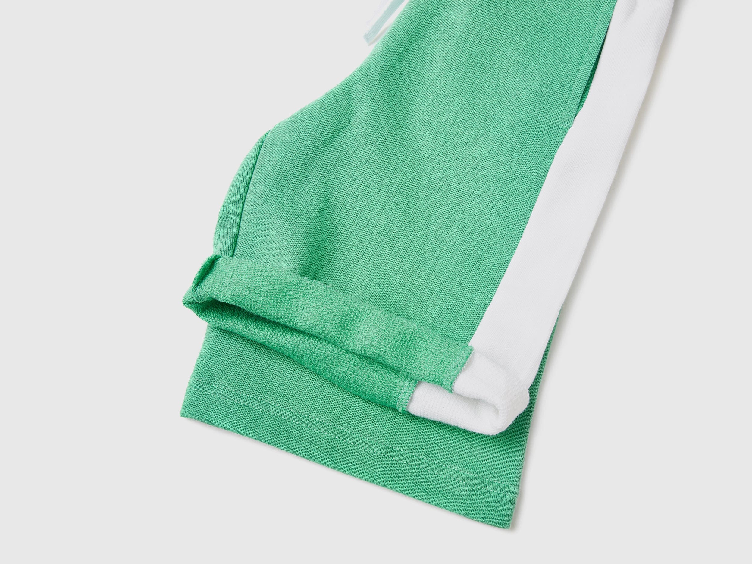 يونايتد كولورز اوف بينيتون شورت أولادي مع خطوط جانبية