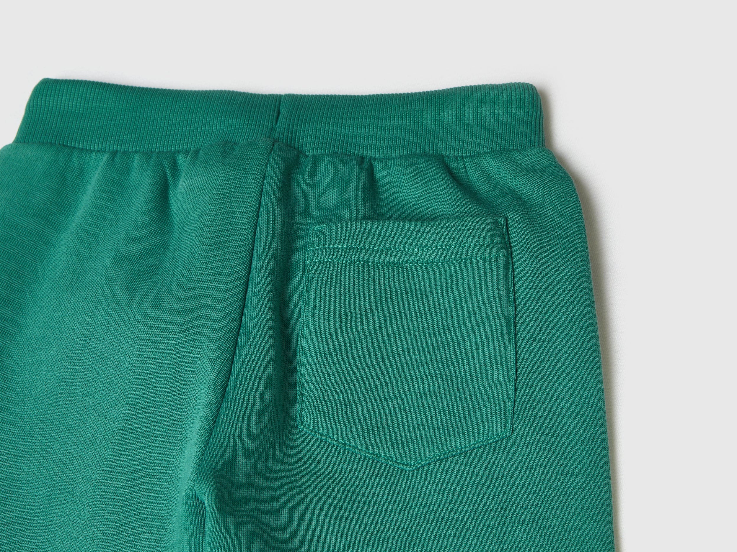 يونايتد كولورز اوف بينيتون بنطلون جوغر اطفالي مطرز وبرباط عالخصر