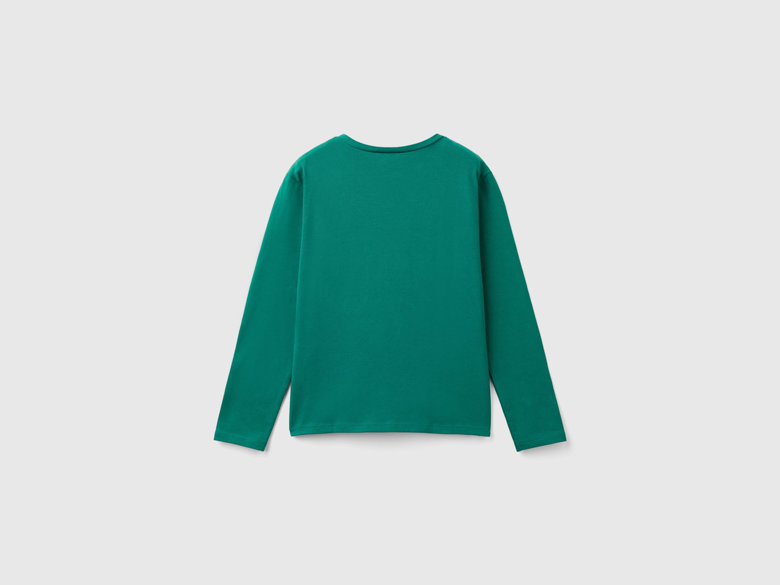 يونايتد كولورز اوف بينيتون تي شيرت بناتي بأكمام طويلة من قطن عضوي نقي بياقة دائرية ورسمه على الصدر