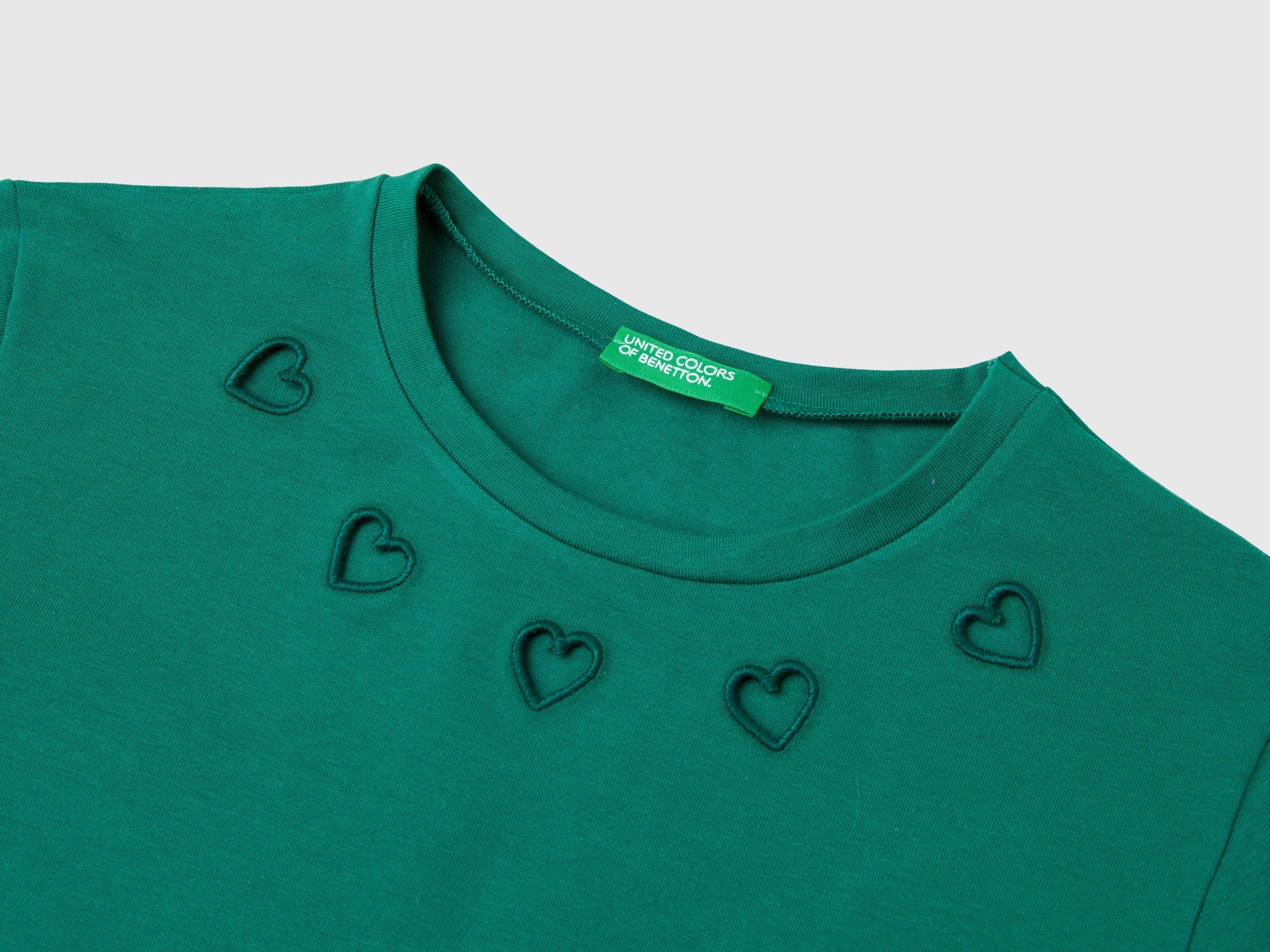 يونايتد كولورز اوف بينيتون تي شيرت بناتي بأكمام طويلة من قطن عضوي نقي بياقة دائرية ورسمه على الصدر