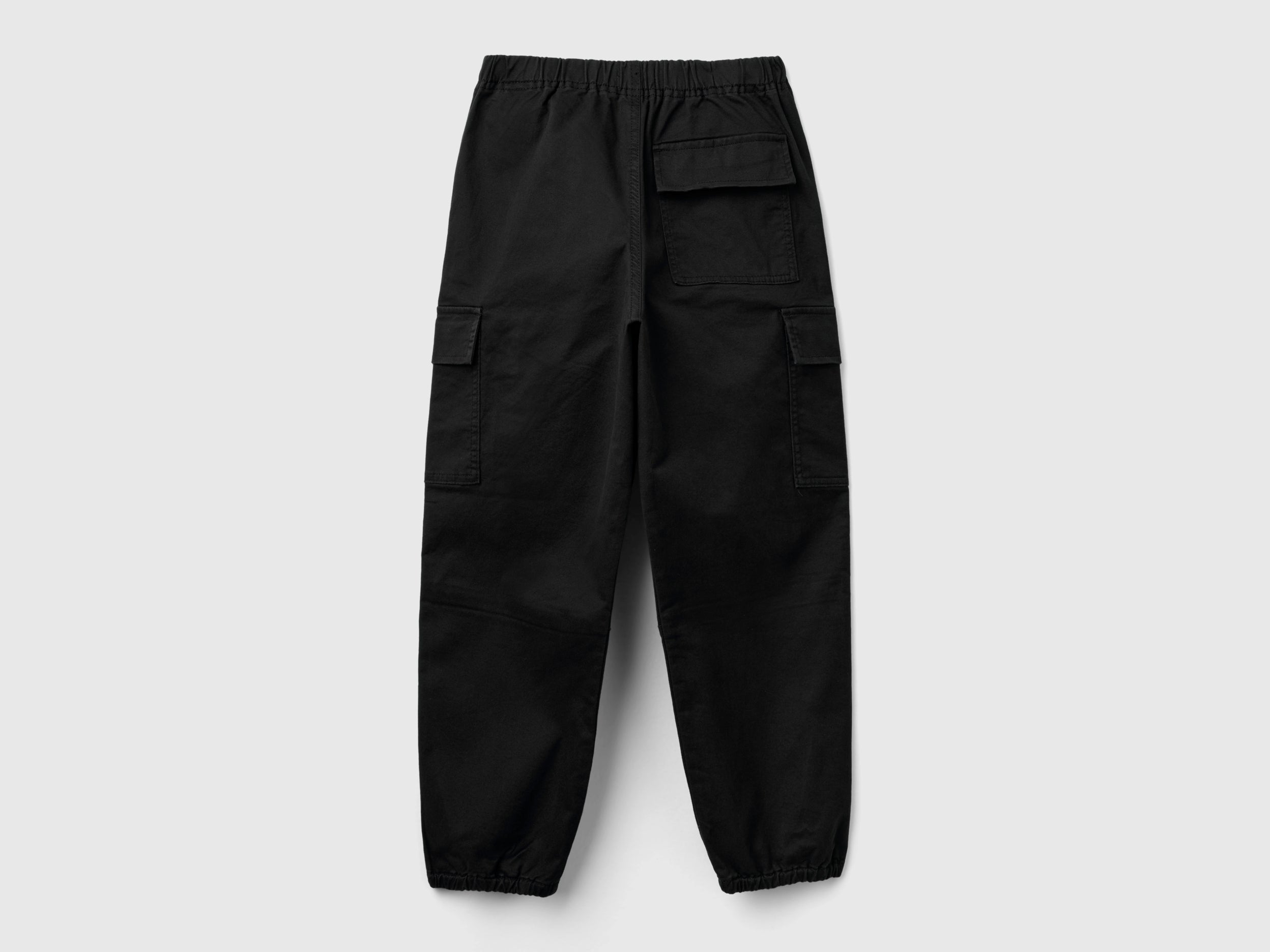 يونايتد كولورز اوف بينيتون بنطلون اولادي طويل بحبل مطاطي على الخصر وجيوب خلفية وجيوب جانبية