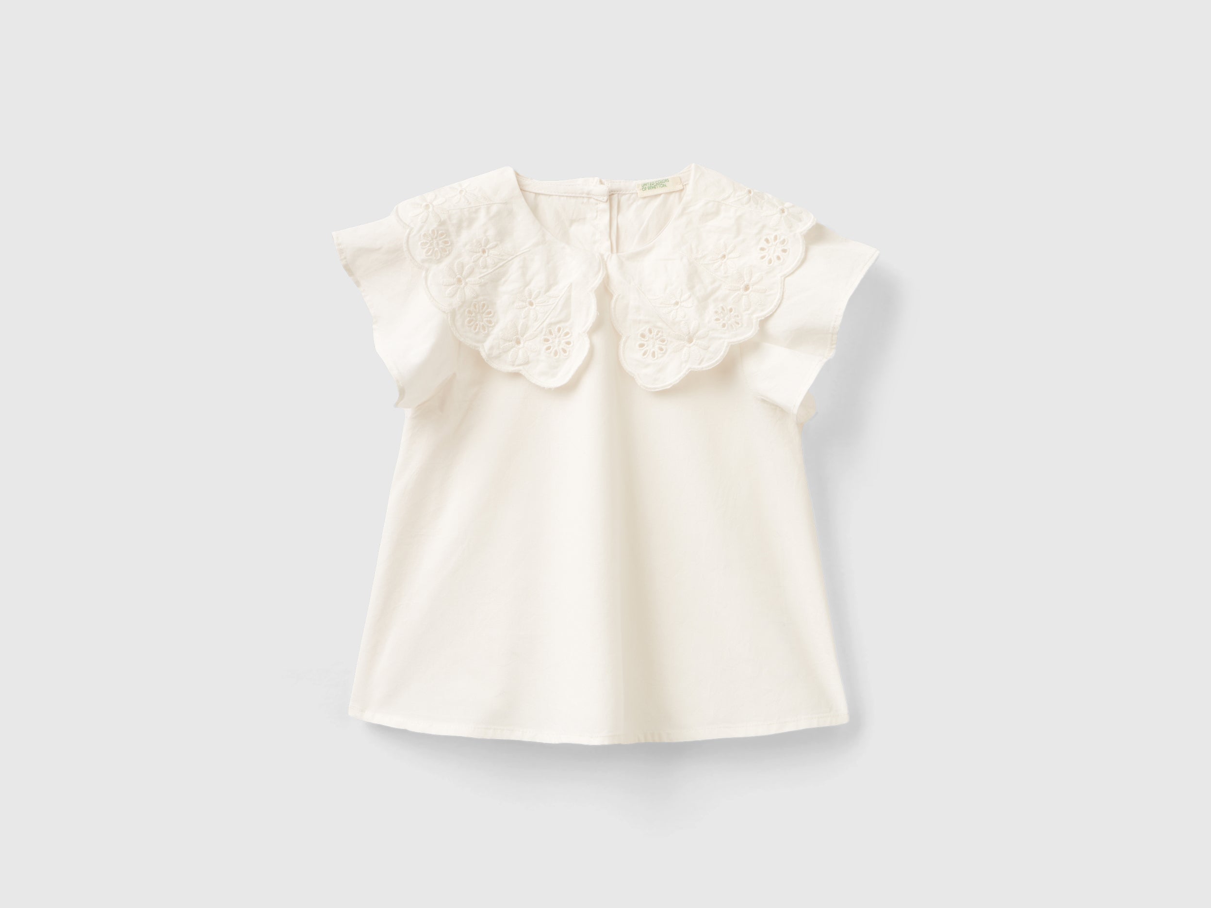 يونايتد كولورز اوف بينيتون بلوزة بناتي بياقة مزخرفة برسمة ورود وأكمام قصيرة