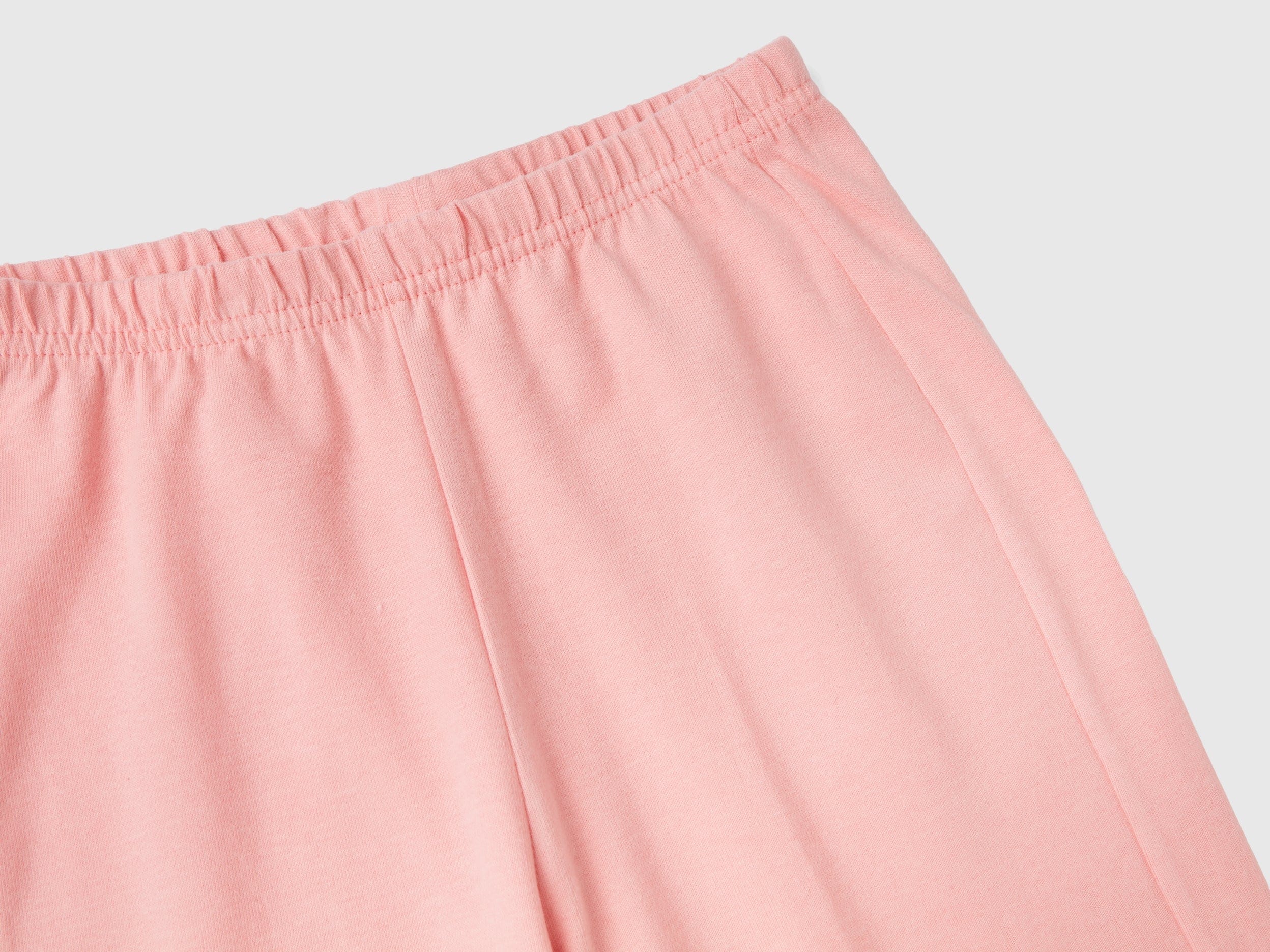 يونايتد كولورز اوف بينيتون بيجاما طويلة اطفالي من الجيرسيه الدافئ مع طباعة شعار عالصدر