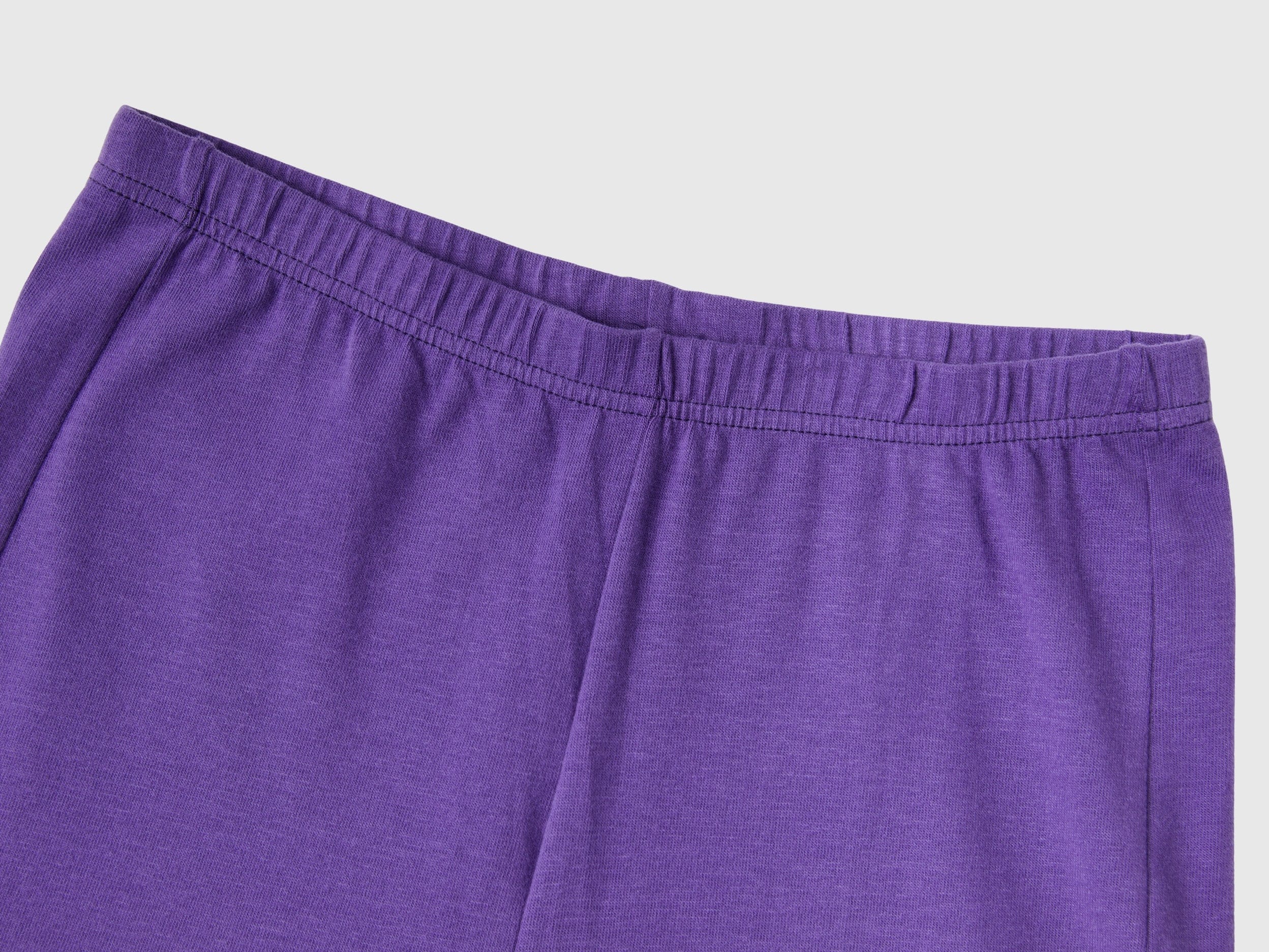 يونايتد كولورز اوف بينيتون بيجاما طويلة اطفالي من الجيرسيه الدافئ مع طباعة شعار عالصدر