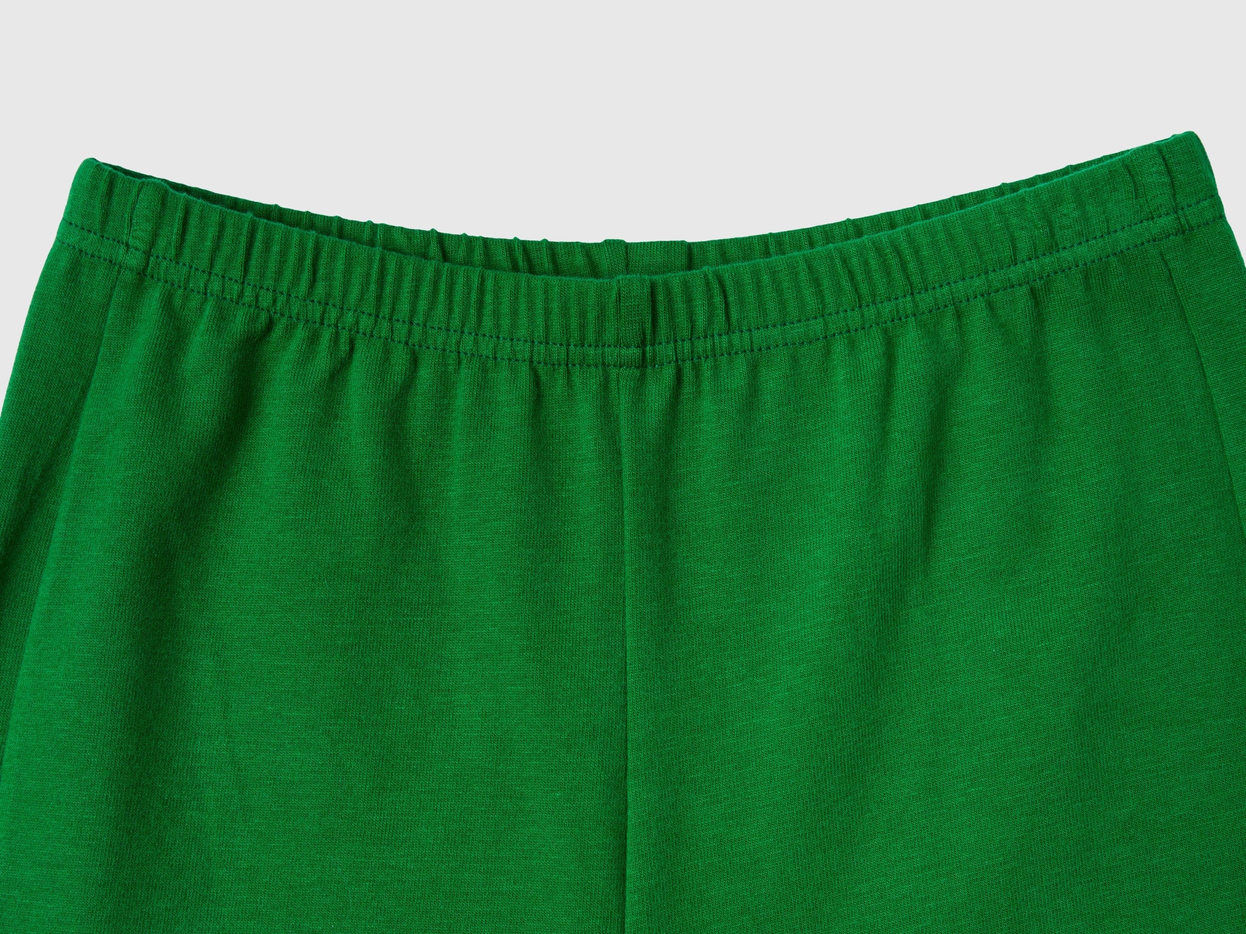 يونايتد كولورز اوف بينيتون بيجاما طويلة اطفالي من الجيرسيه الدافئ مع طباعة شعار عالصدر