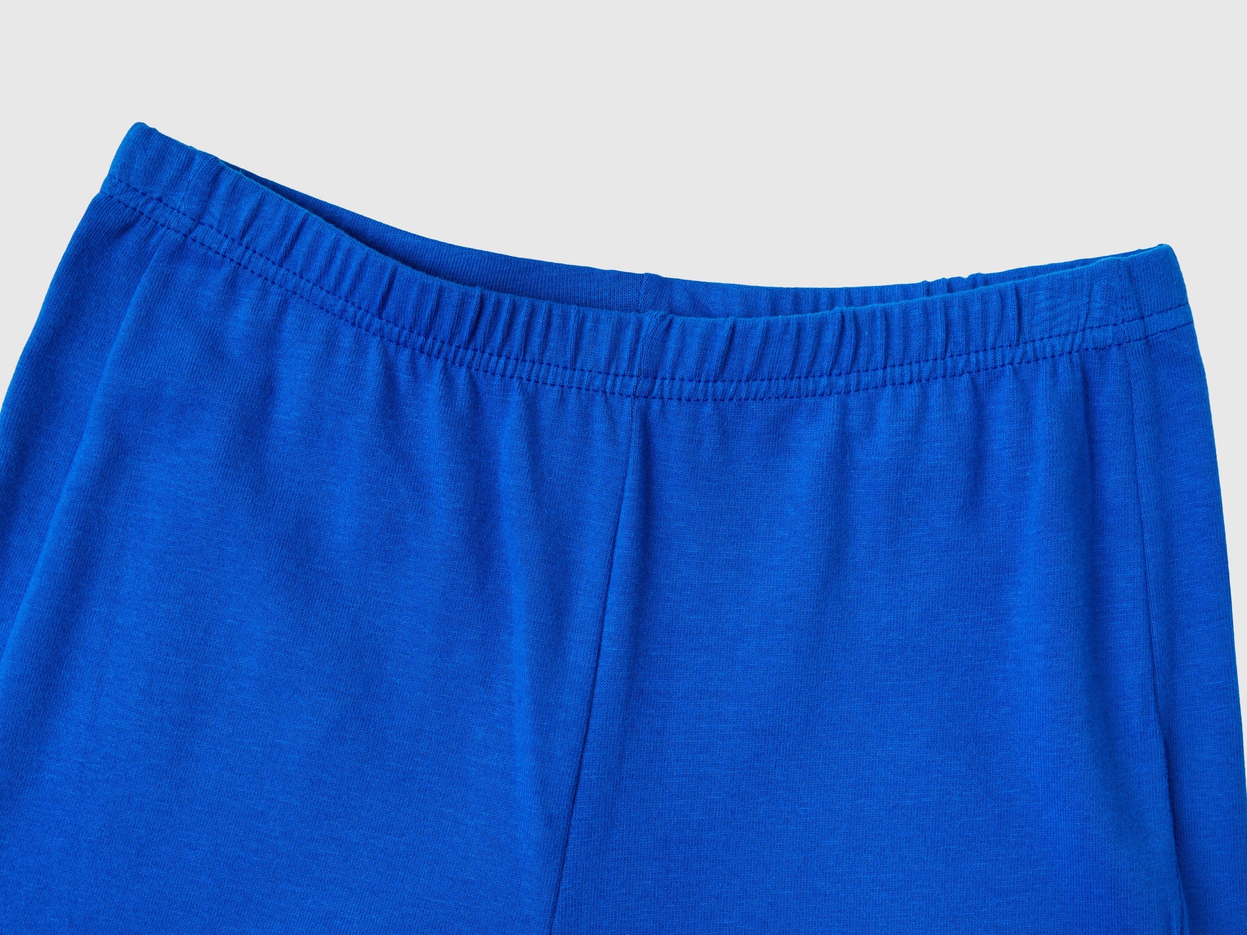 يونايتد كولورز اوف بينيتون بيجاما طويلة اطفالي من الجيرسيه الدافئ مع طباعة شعار عالصدر