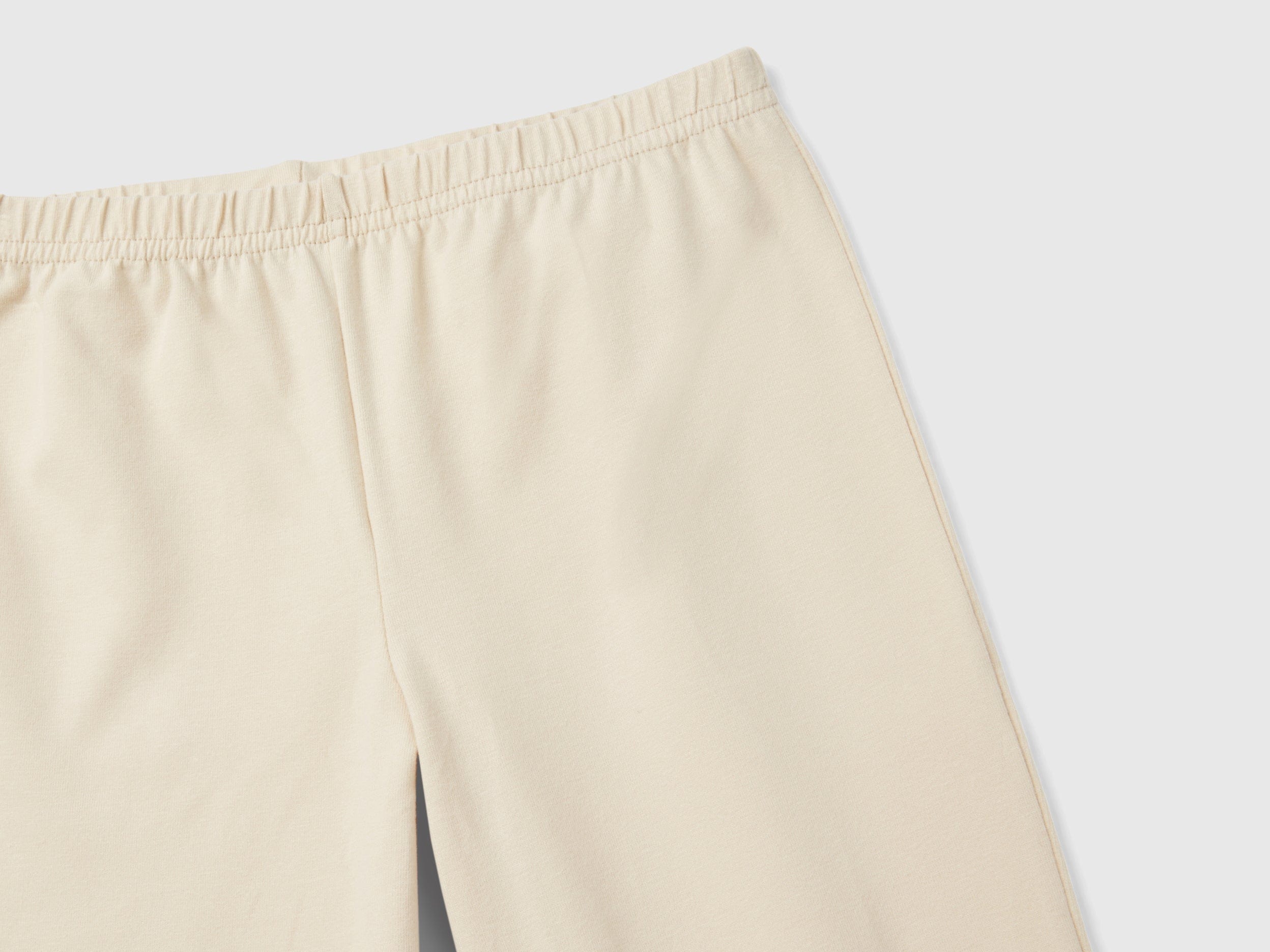 يونايتد كولورز اوف بينيتون بيجامة مطبوعة بشعار أطفالي