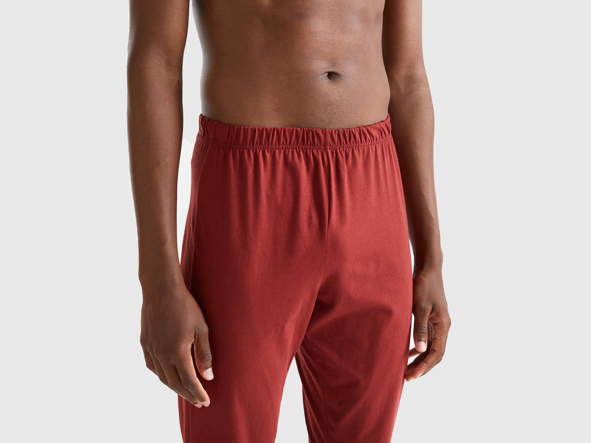 يونايتد كولورز اوف بينيتون بيجاما شبابي بشعار من القطن طويل الألياف