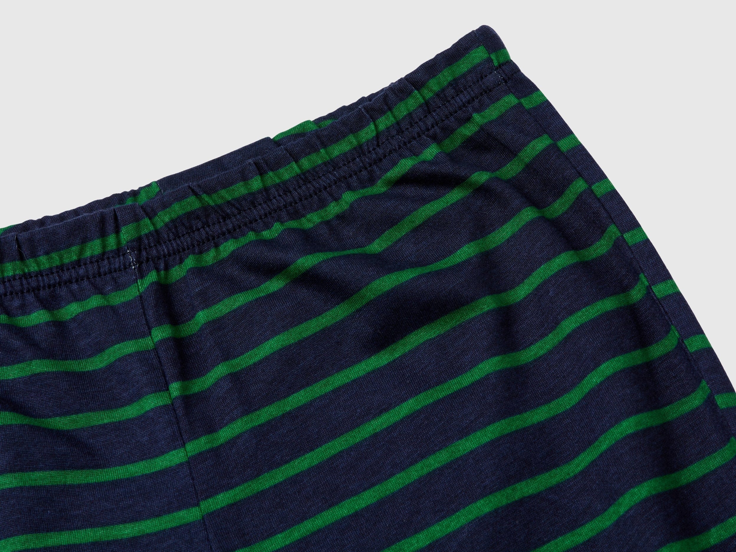 يونايتد كولورز اوف بينيتون بيجاما اطفالي مخططة طويلة مع شعار