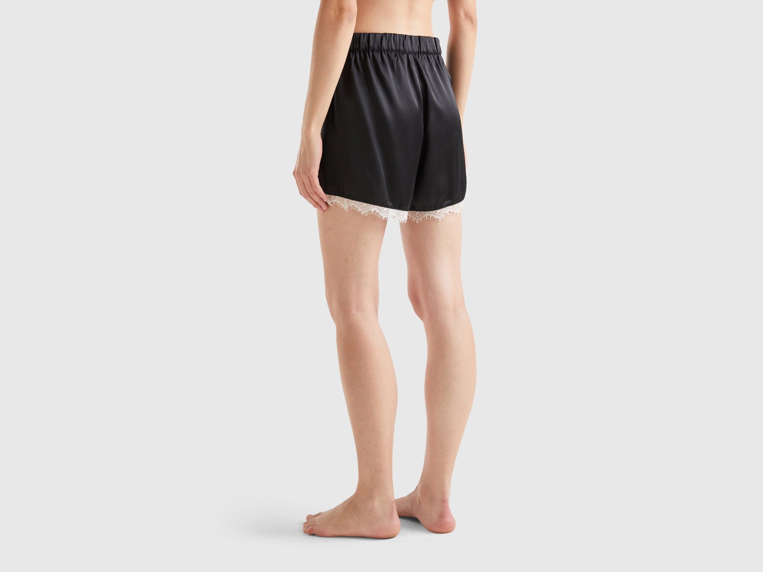 يونايتد كولورز اوف بينيتون شورت ستان نسائي مزين بدانتيل