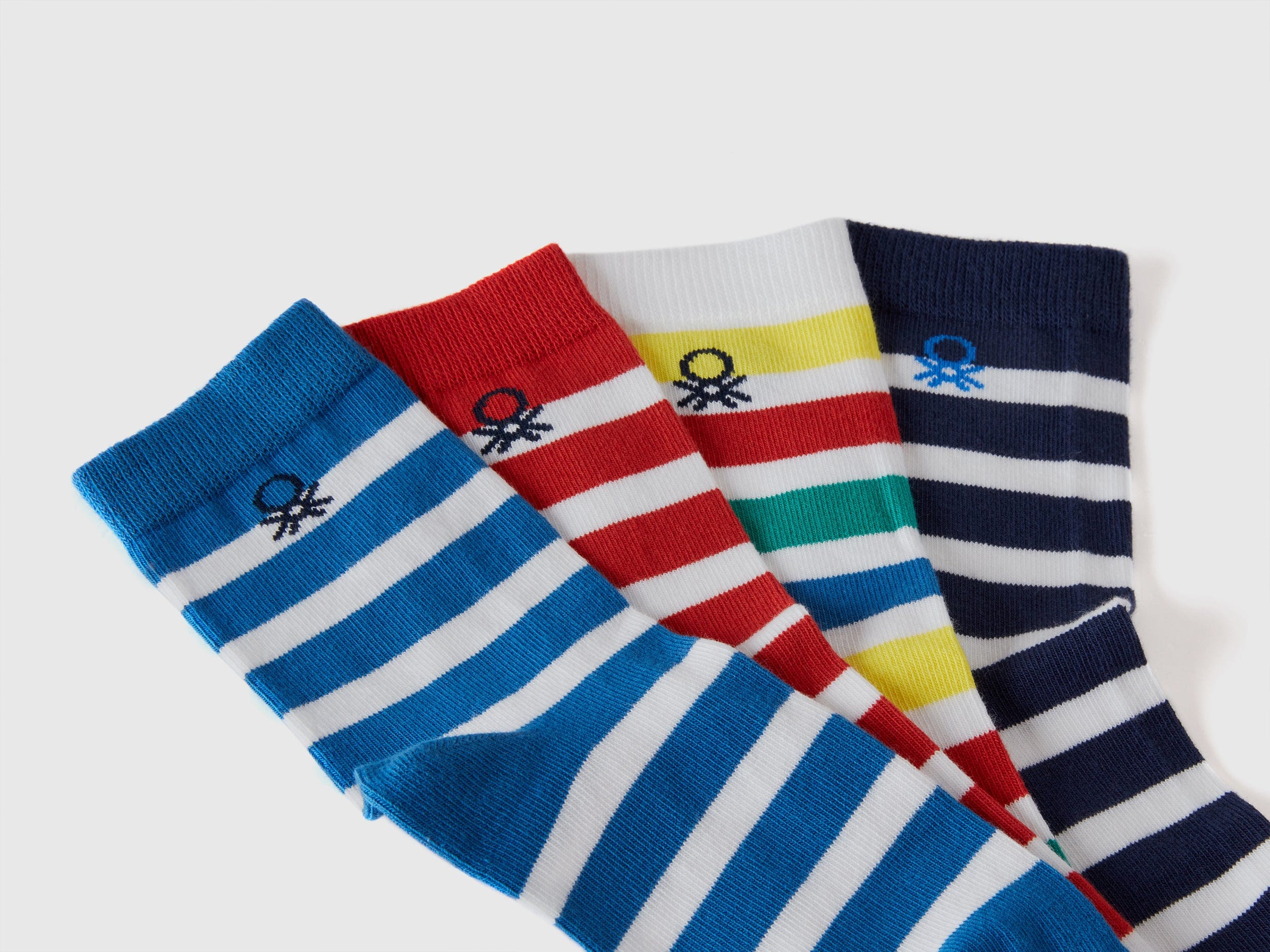 يونايتد كولورز اوف بينيتون عبوة من أربعة جوارب اطفالي جاكار ذات شعار