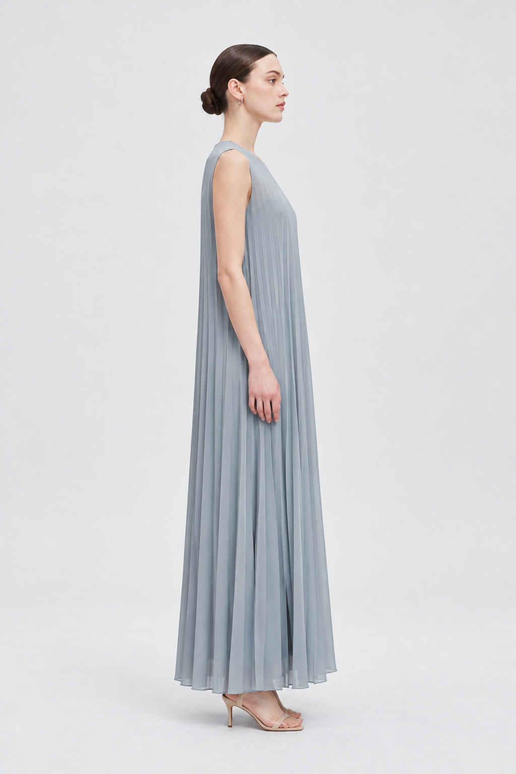 WZ77222Q108 light grey pleated maxi dress on Alice - side