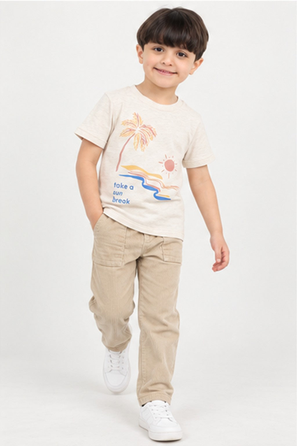 Boys' beige beach graphic T-shirt — lifestyle