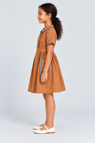 فستان بناتي بجيوب وياقه سادة — side model view