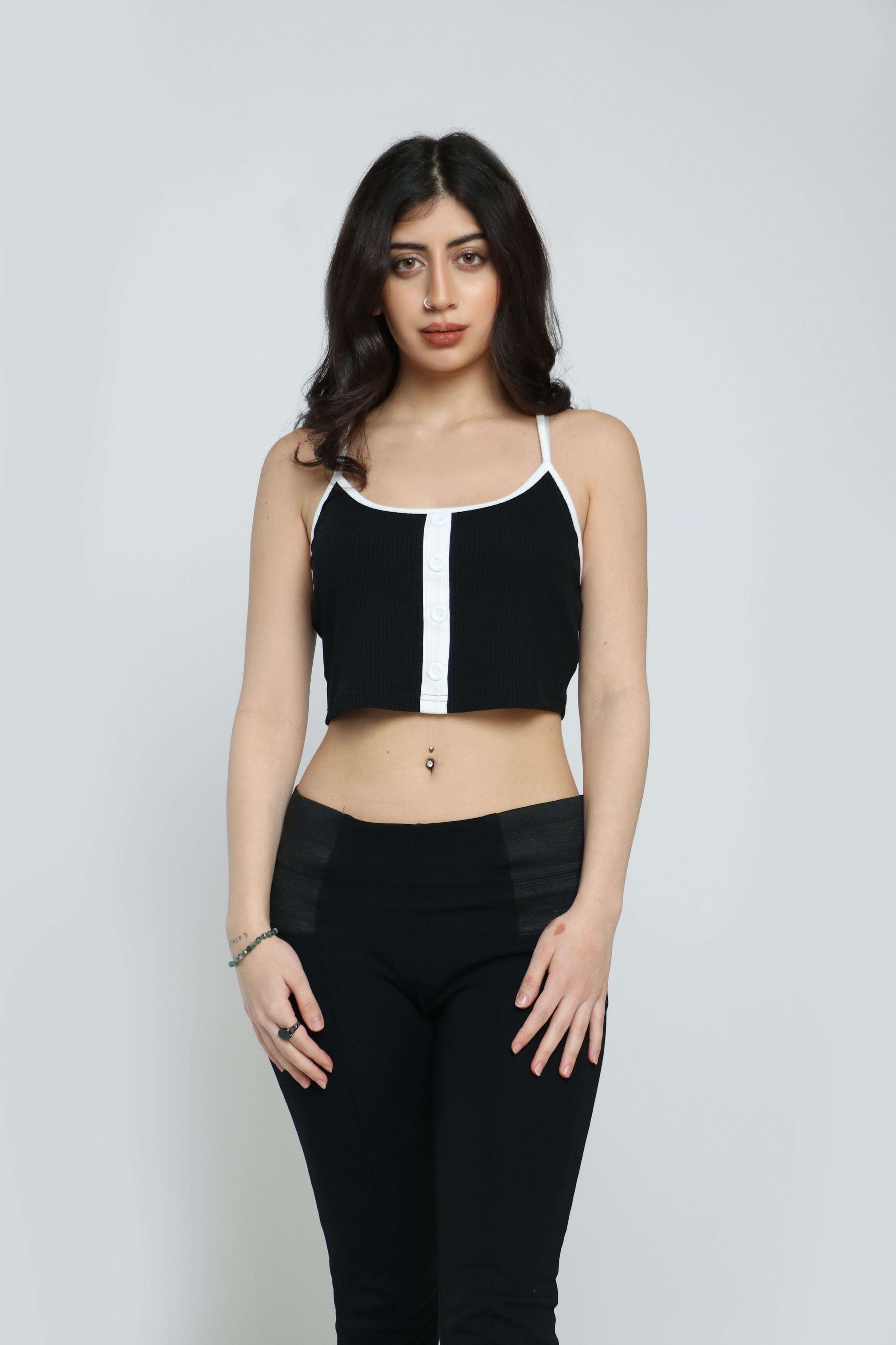 كيتشن بلوزة قصيرة بخط علي الصدر بأزرار