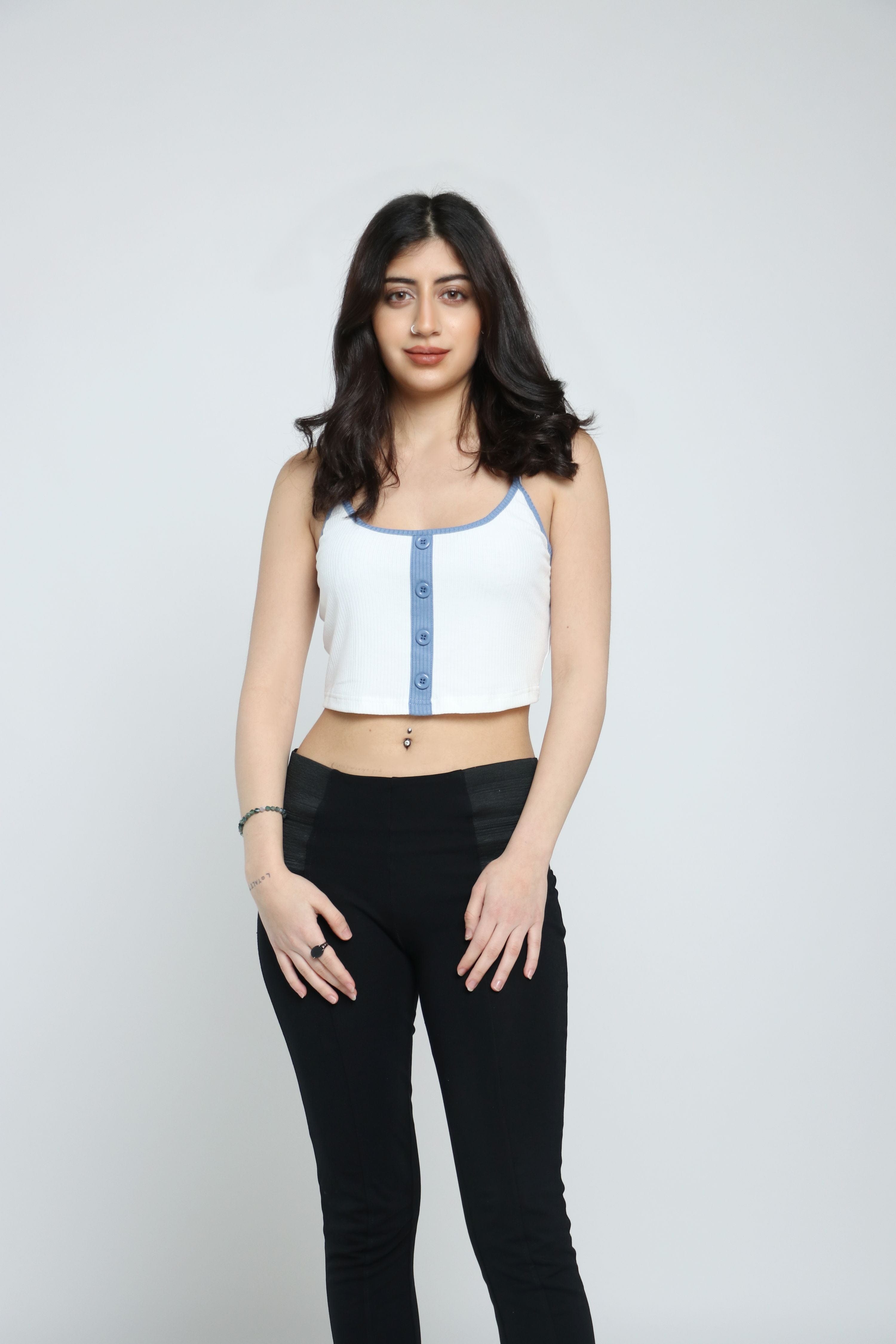 كيتشن بلوزة قصيرة بخط علي الصدر بأزرار