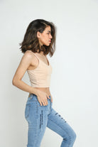 كيتشن بلوزة ساده نص بطن بحمالات رفيعة