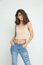 كيتشن بلوزة ساده نص بطن بحمالات رفيعة