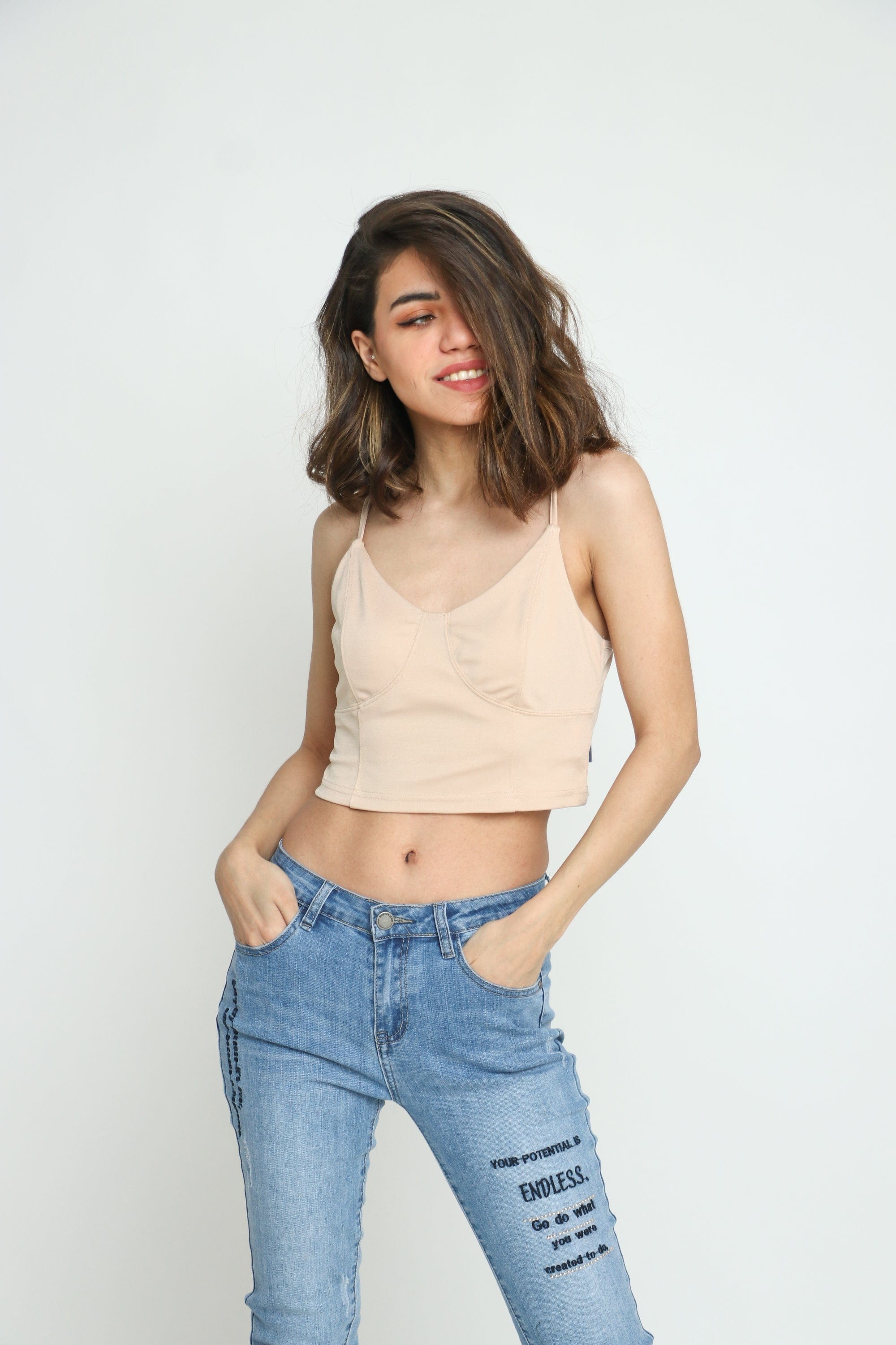 كيتشن بلوزة ساده نص بطن بحمالات رفيعة