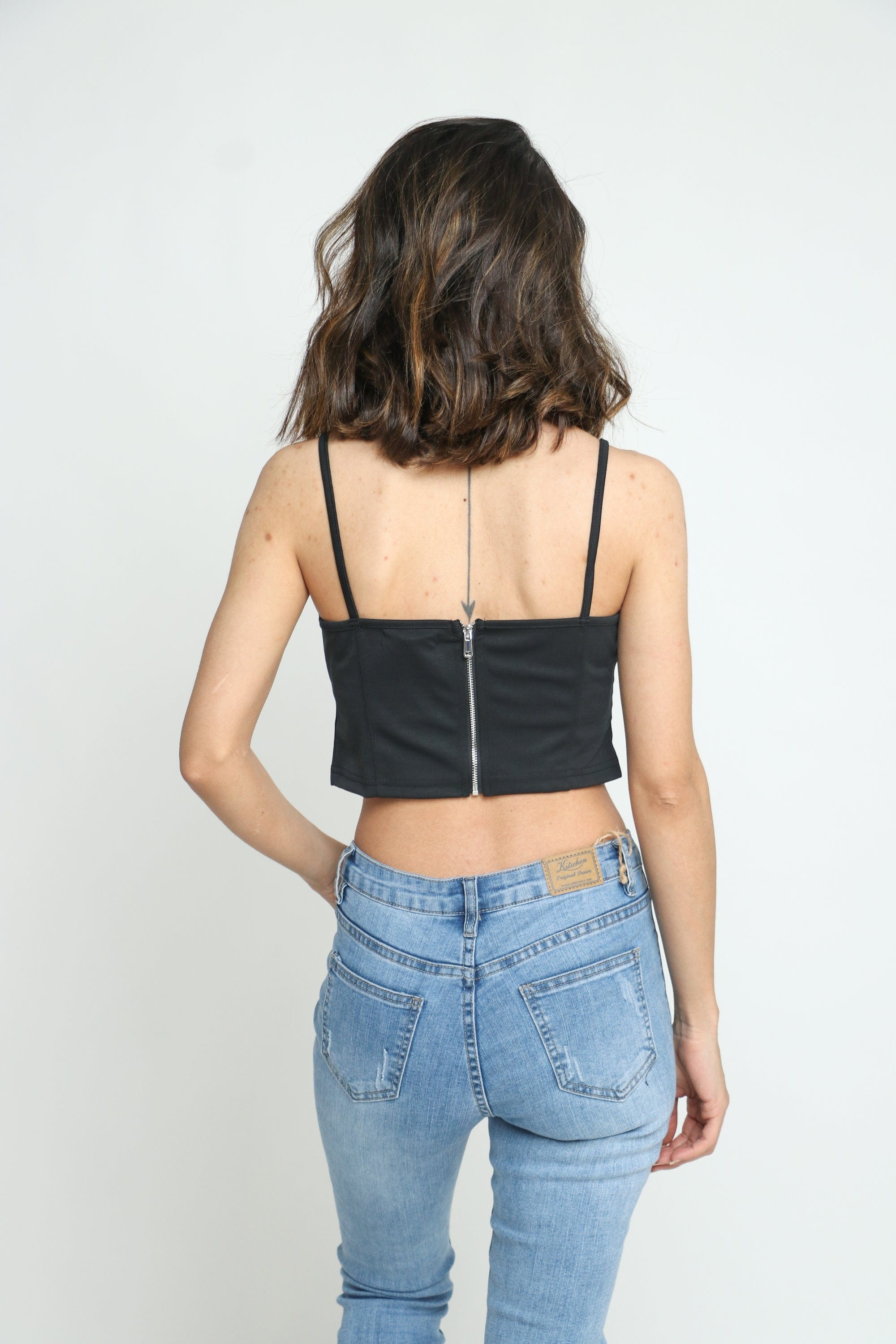 كيتشن بلوزة ساده نص بطن بحمالات رفيعة