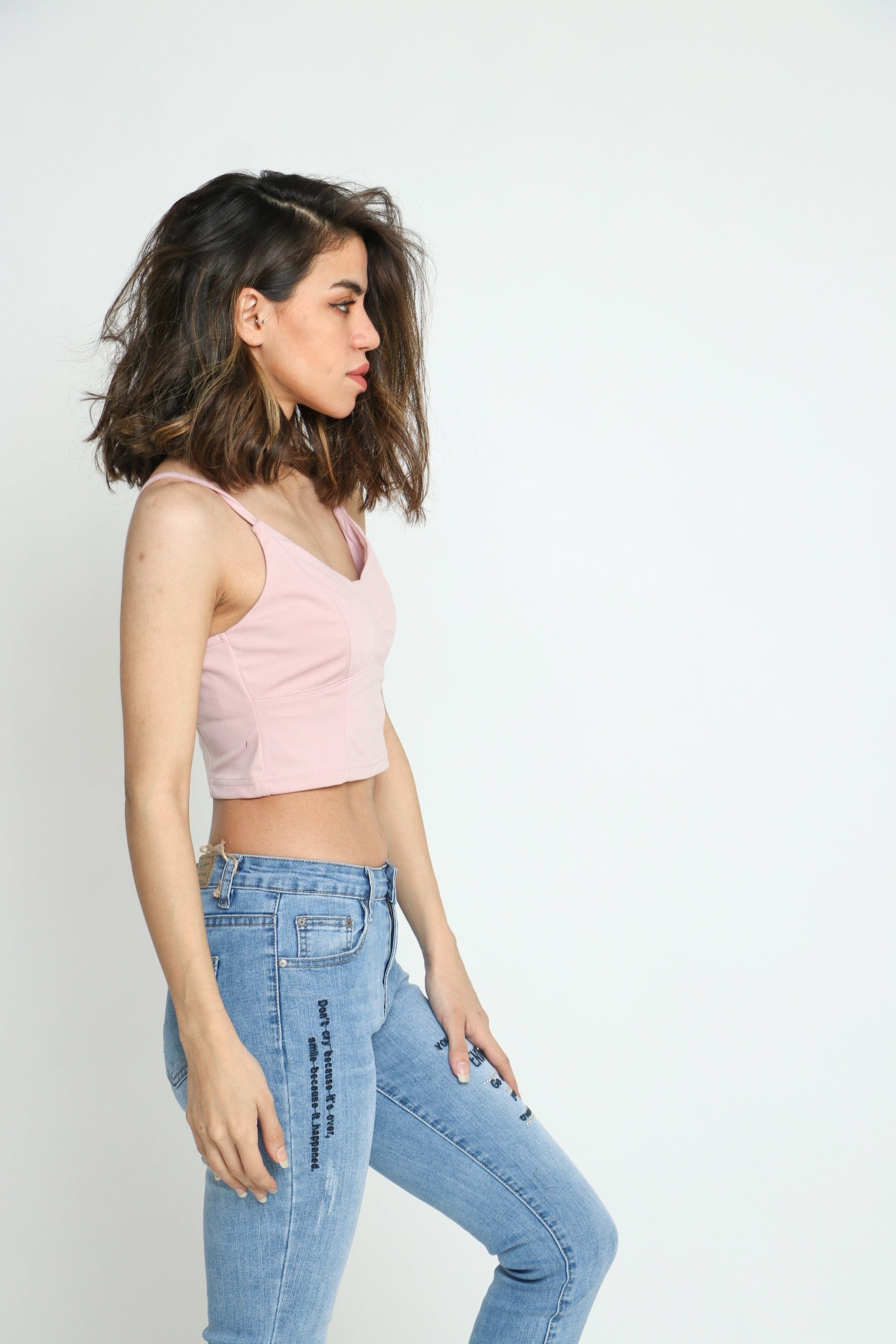 كيتشن بلوزة ساده نص بطن بحمالات رفيعة