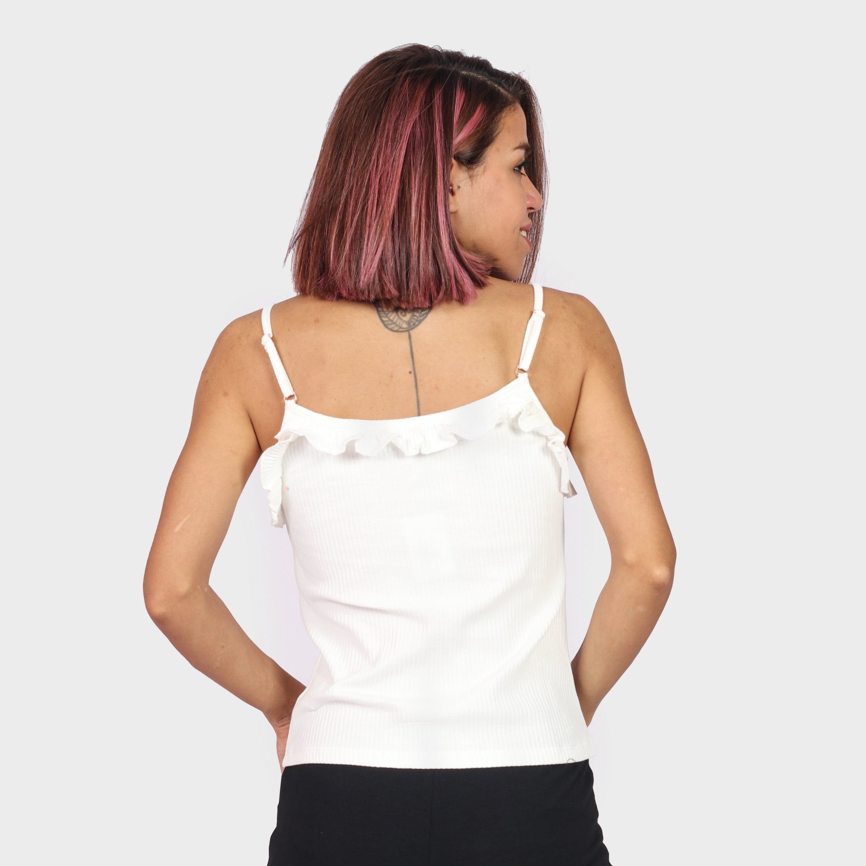 كيتشن بلوزة بحمالات رفيعة بكشكش علي الصدر