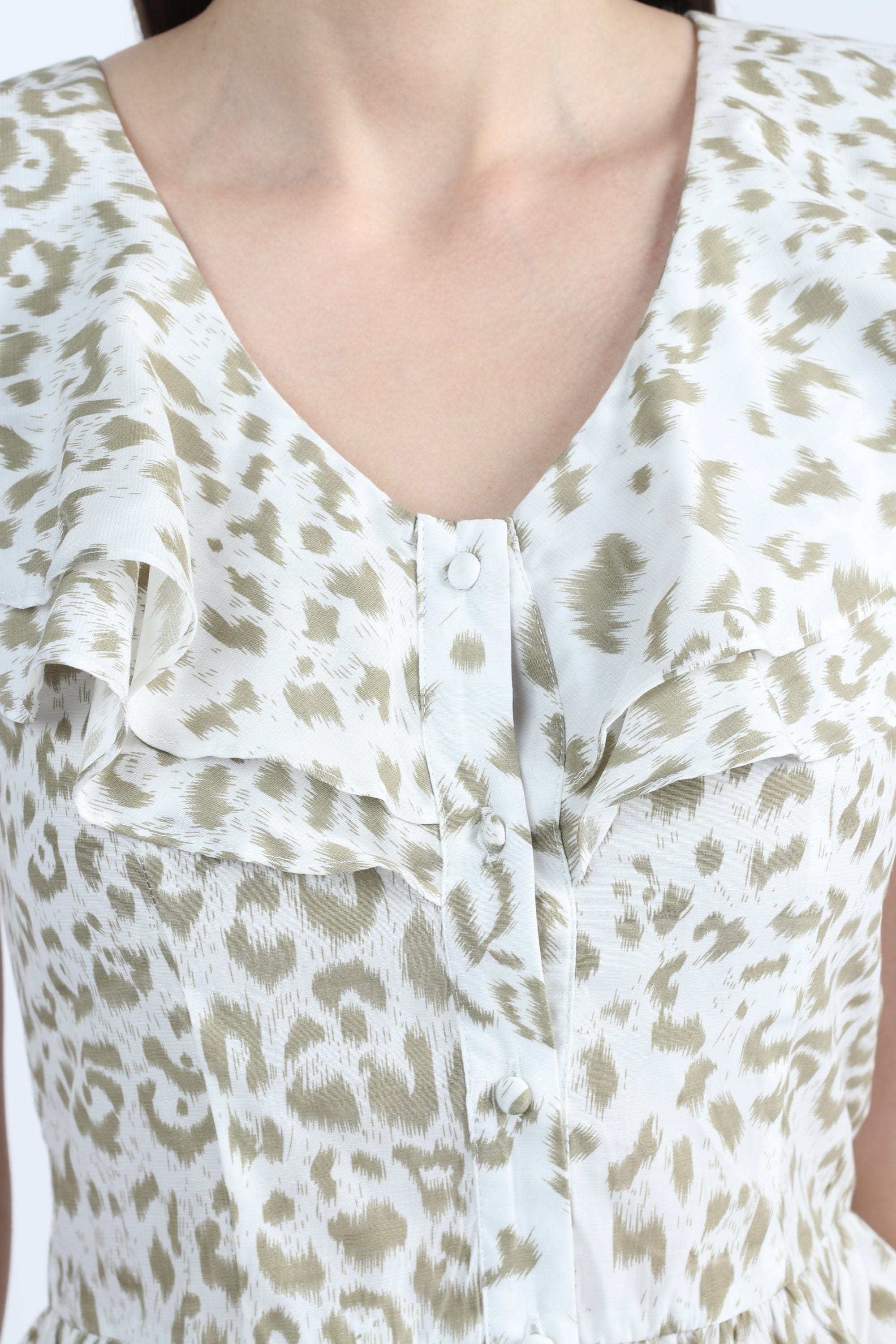 كيتشن بلوزة تايجر بفتحة صدر عميقة