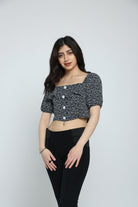 كيتشن بلوزة نص بطن سوداء منقوشة بازرار أمامية وياقة مربعة نص كم منفوخ نسائي أسود