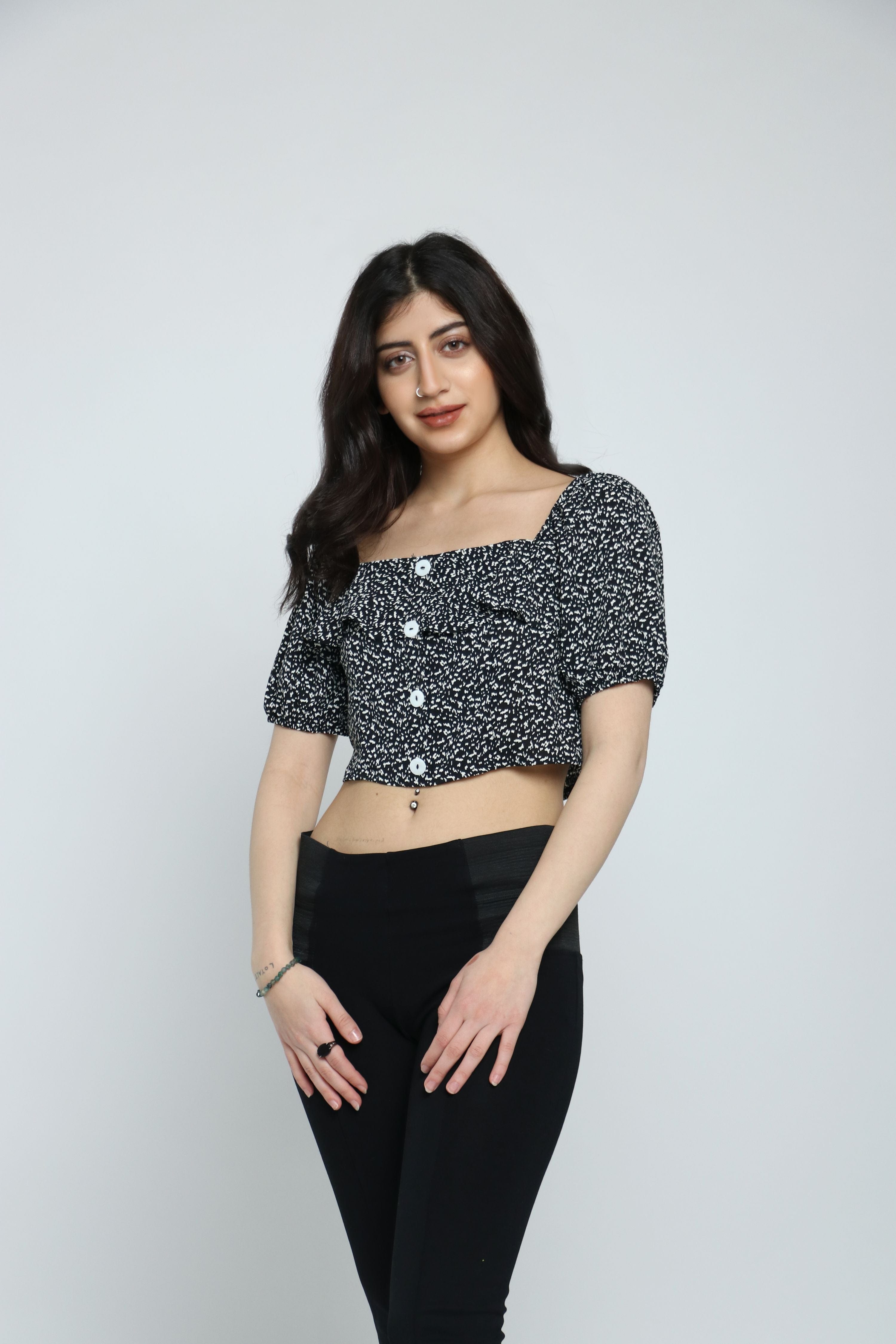 كيتشن بلوزة نص بطن سوداء منقوشة بازرار أمامية وياقة مربعة نص كم منفوخ نسائي أسود