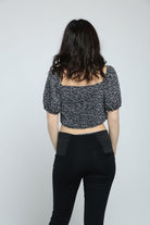 كيتشن بلوزة نص بطن سوداء منقوشة بازرار أمامية وياقة مربعة نص كم منفوخ نسائي أسود